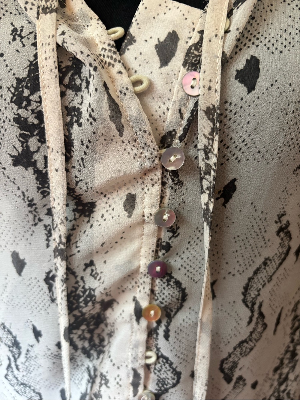 Vici Womens Cream and Black Snake-Print Ruffle Button Front Blouse Size Small - Picture 6 of 6